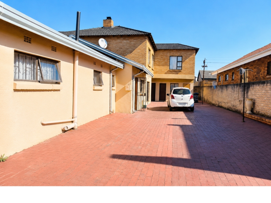 5 Bedroom Property for Sale in Diepkloof Gauteng