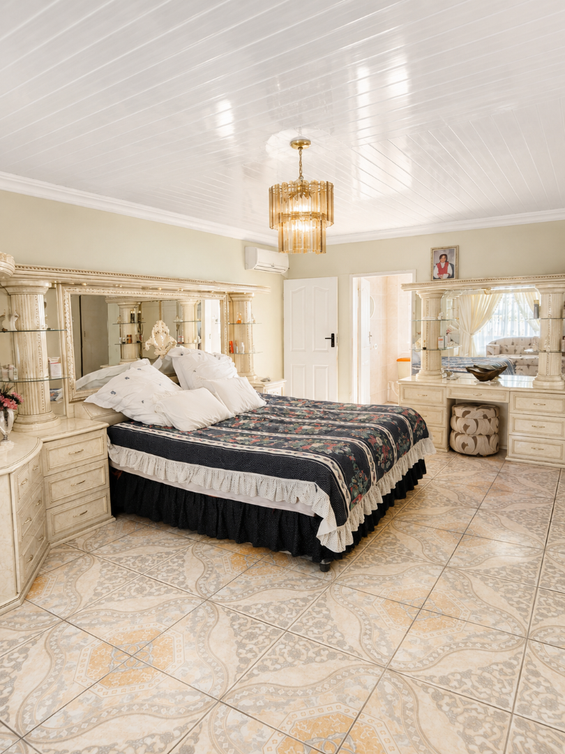 5 Bedroom Property for Sale in Diepkloof Gauteng