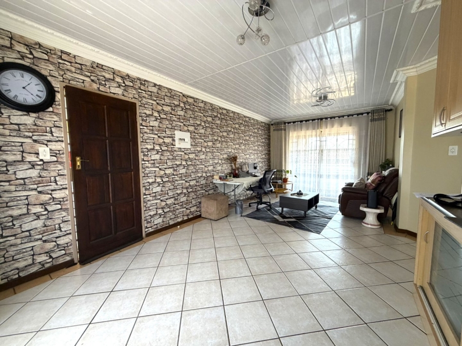 2 Bedroom Property for Sale in Die Hoewes Gauteng