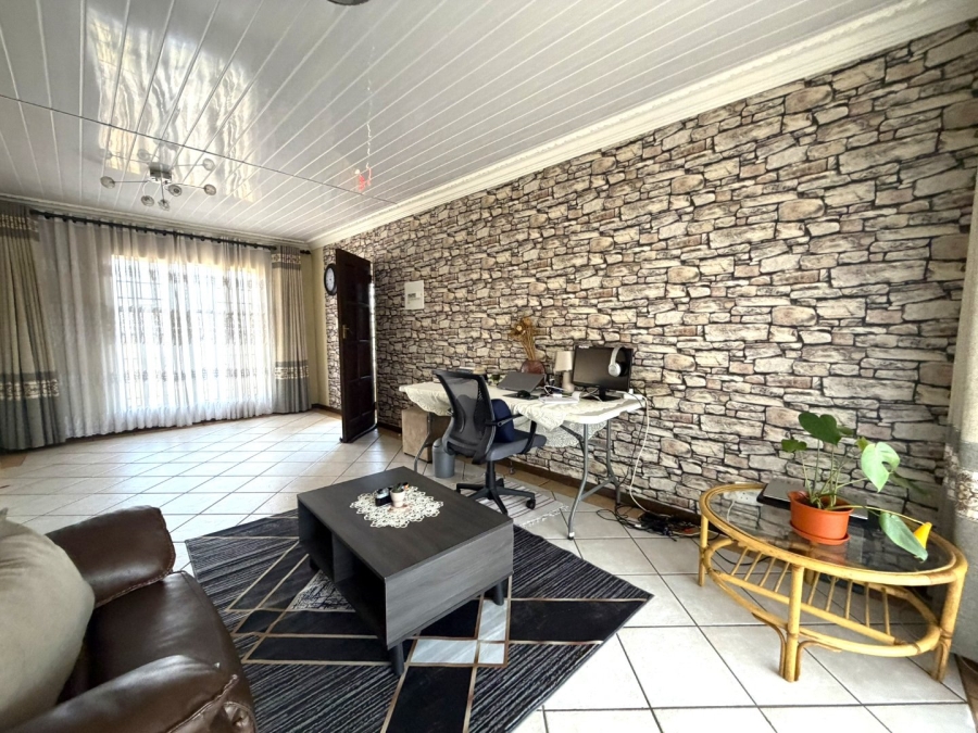 2 Bedroom Property for Sale in Die Hoewes Gauteng