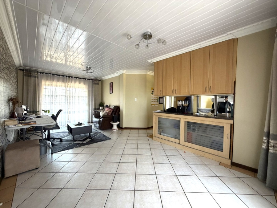 2 Bedroom Property for Sale in Die Hoewes Gauteng