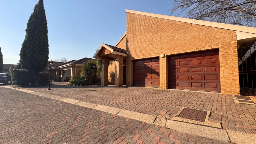 4 Bedroom Property for Sale in Three Rivers Proper Gauteng
