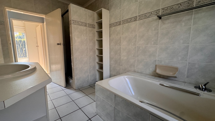 4 Bedroom Property for Sale in Three Rivers Proper Gauteng