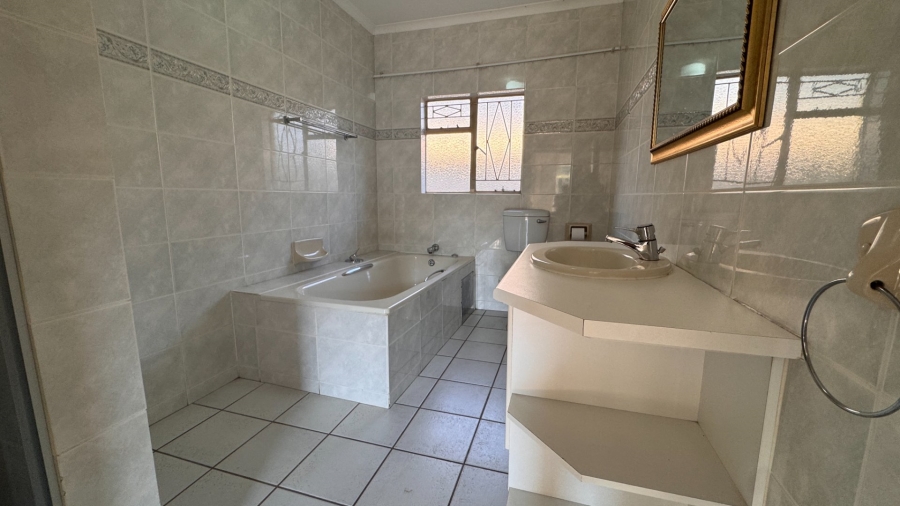 4 Bedroom Property for Sale in Three Rivers Proper Gauteng