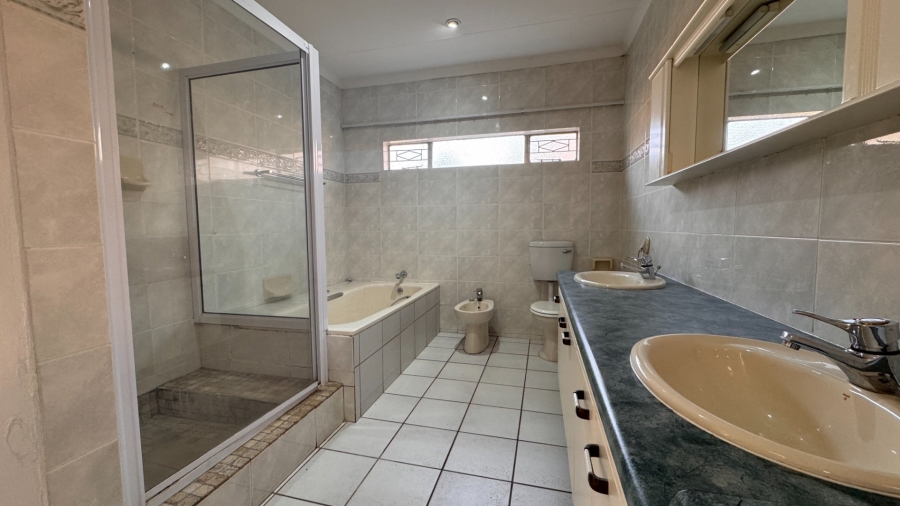 4 Bedroom Property for Sale in Three Rivers Proper Gauteng