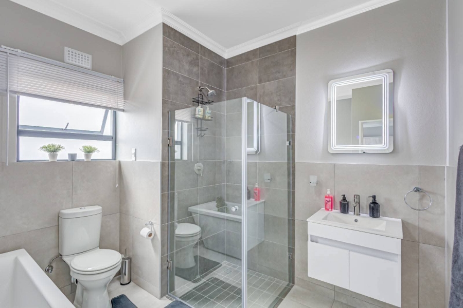 To Let 4 Bedroom Property for Rent in Glen Austin Gauteng