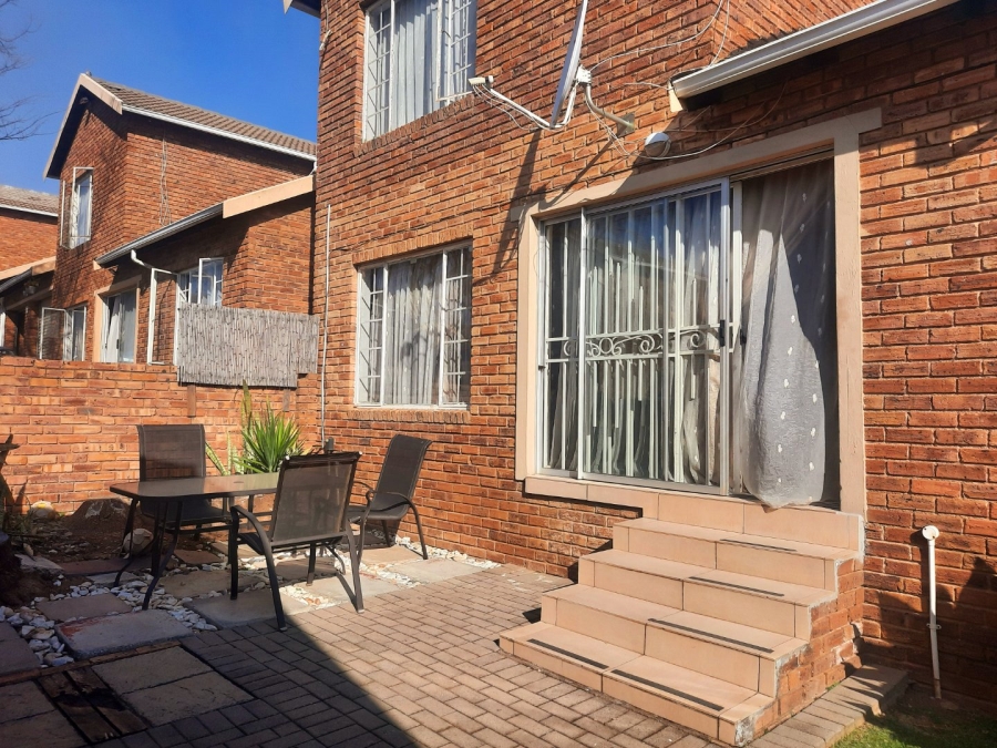 3 Bedroom Property for Sale in Wilgeheuwel Gauteng