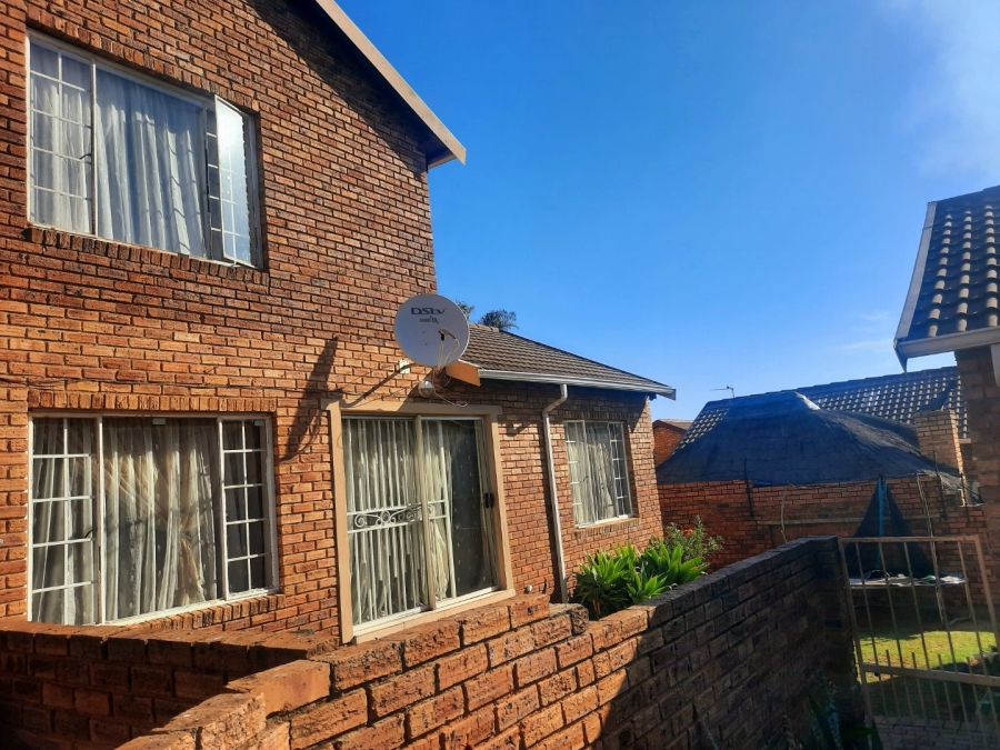 3 Bedroom Property for Sale in Wilgeheuwel Gauteng
