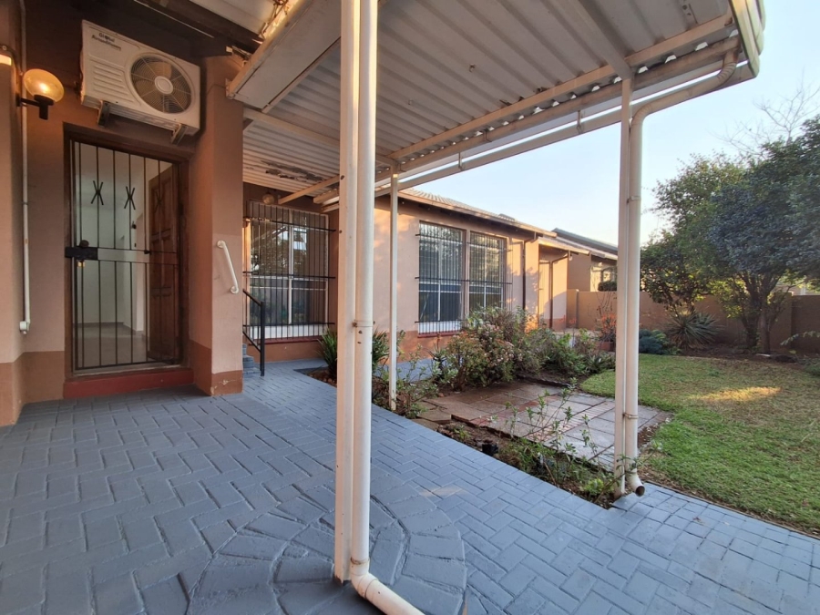 To Let 3 Bedroom Property for Rent in Florauna Gauteng