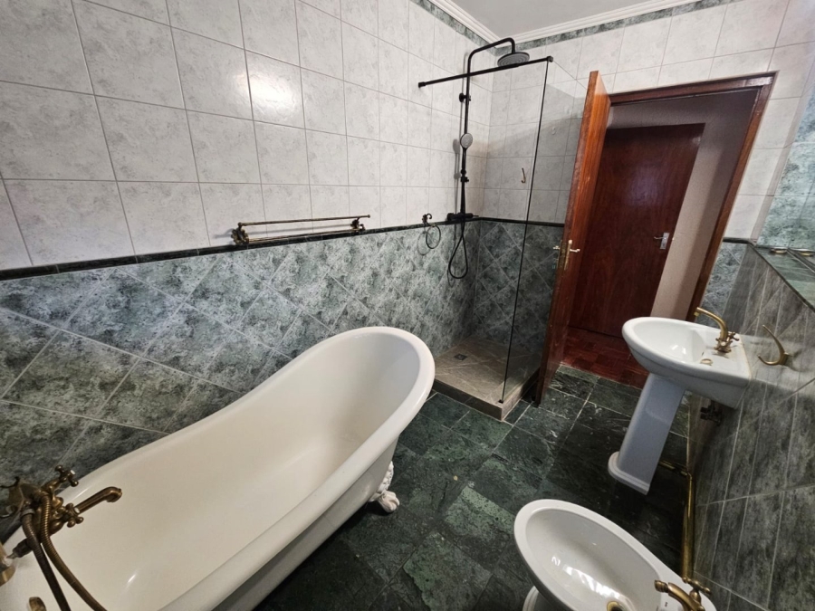 To Let 4 Bedroom Property for Rent in Waterkloof Gauteng