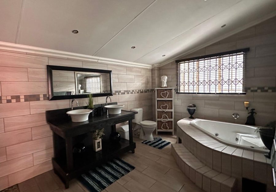 7 Bedroom Property for Sale in Three Rivers Gauteng
