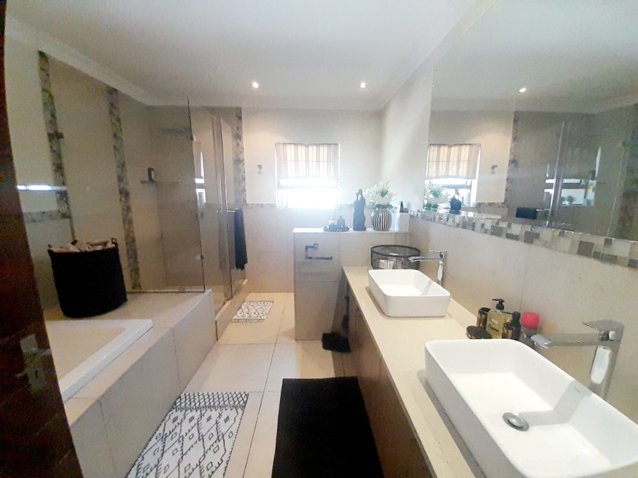 5 Bedroom Property for Sale in Sagewood Gauteng