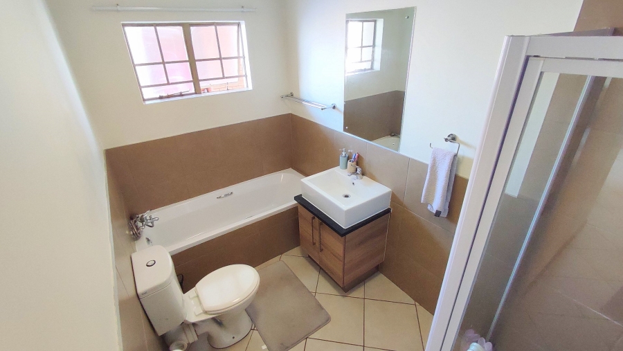 2 Bedroom Property for Sale in Monavoni Gauteng