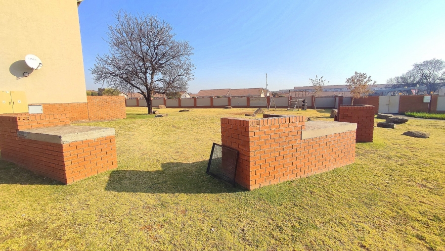 2 Bedroom Property for Sale in Monavoni Gauteng