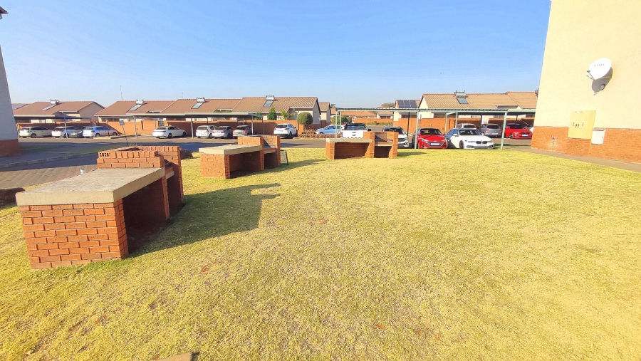2 Bedroom Property for Sale in Monavoni Gauteng