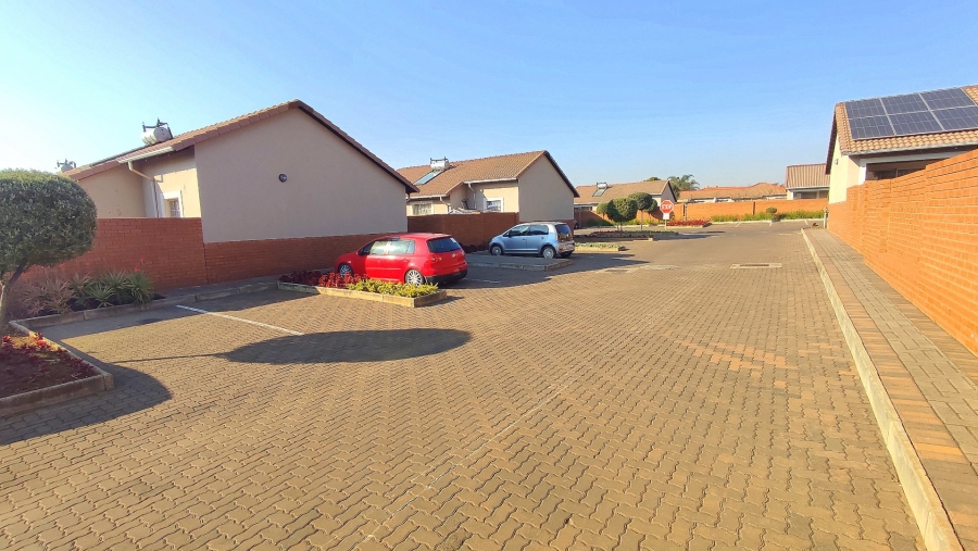 2 Bedroom Property for Sale in Monavoni Gauteng