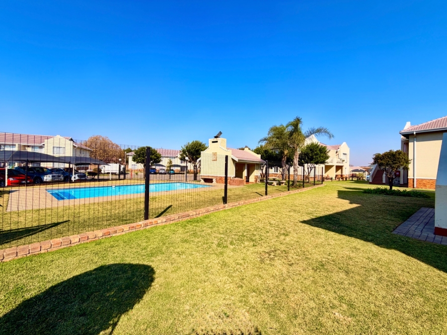 To Let 2 Bedroom Property for Rent in Norton Home Estate AH Gauteng