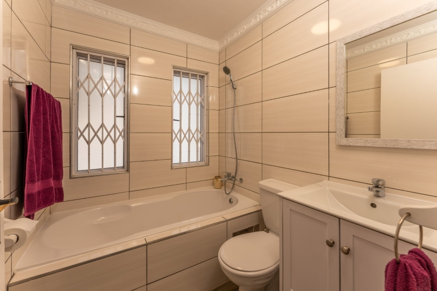4 Bedroom Property for Sale in Lakeside Village Gauteng