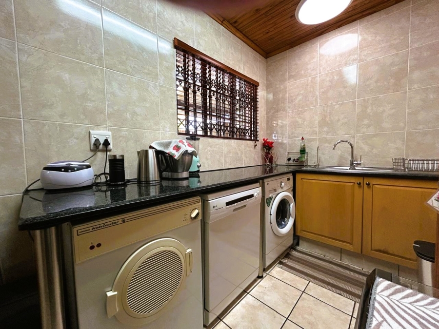 4 Bedroom Property for Sale in Rooihuiskraal North Gauteng