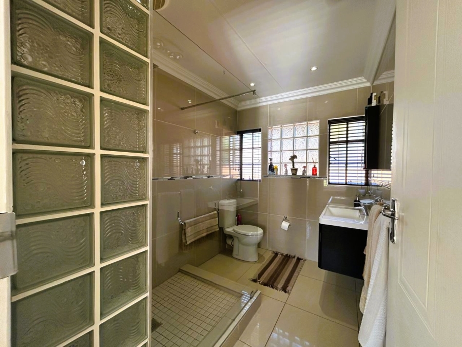 4 Bedroom Property for Sale in Rooihuiskraal North Gauteng