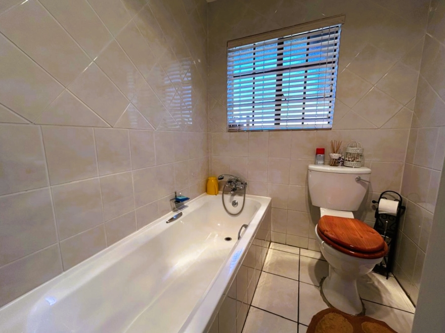 4 Bedroom Property for Sale in Rooihuiskraal North Gauteng