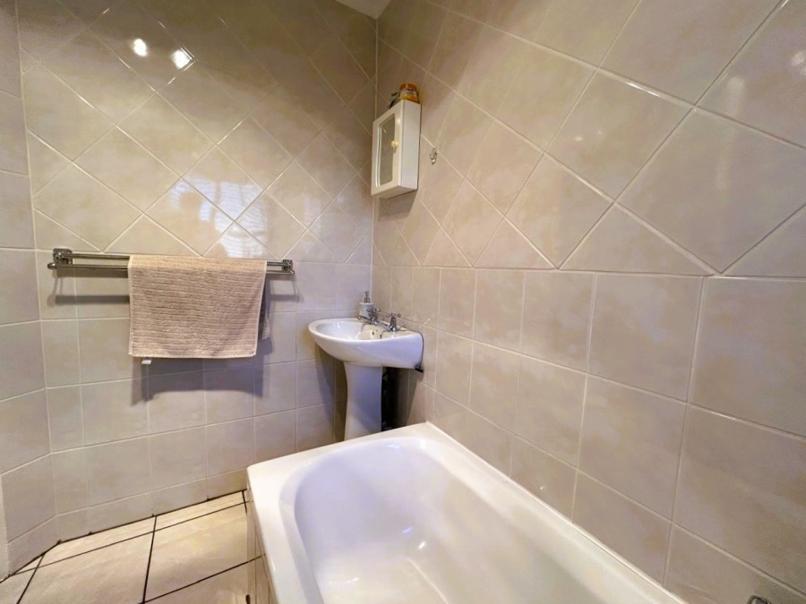 4 Bedroom Property for Sale in Rooihuiskraal North Gauteng