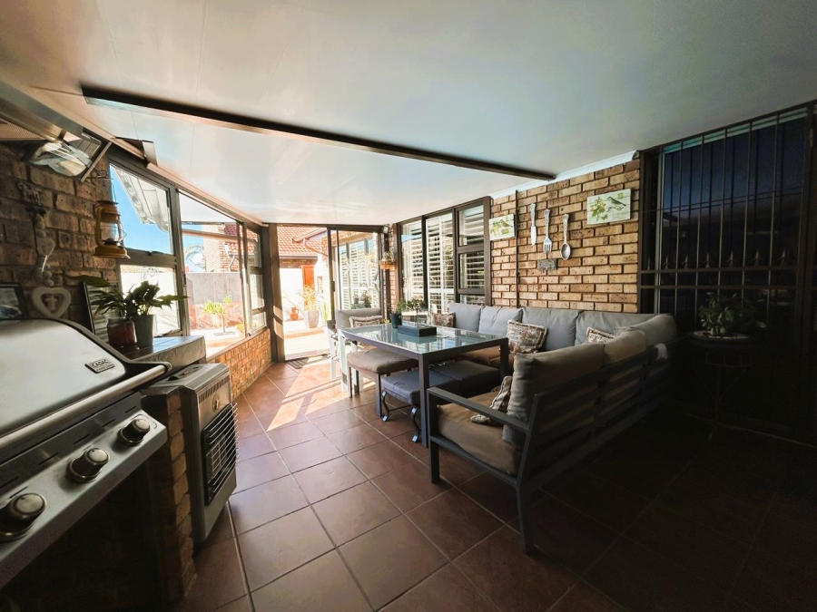 4 Bedroom Property for Sale in Rooihuiskraal North Gauteng