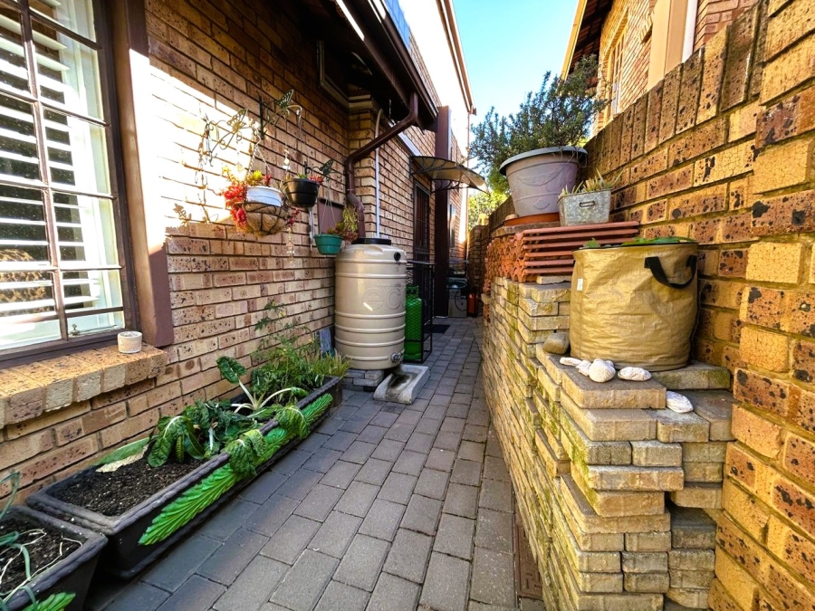 4 Bedroom Property for Sale in Rooihuiskraal North Gauteng