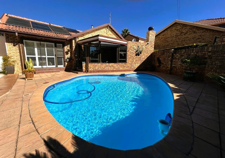 4 Bedroom Property for Sale in Rooihuiskraal North Gauteng