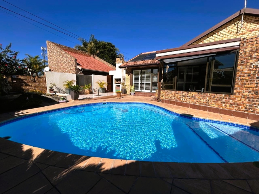 4 Bedroom Property for Sale in Rooihuiskraal North Gauteng