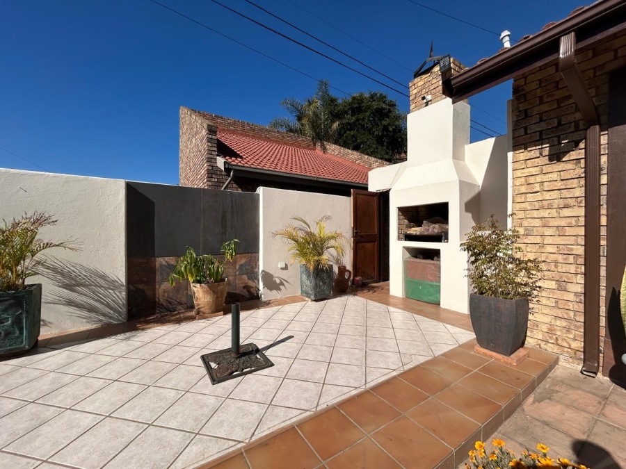 4 Bedroom Property for Sale in Rooihuiskraal North Gauteng