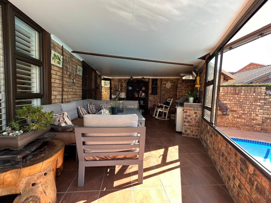 4 Bedroom Property for Sale in Rooihuiskraal North Gauteng