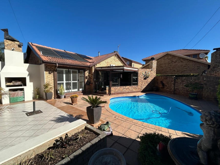 4 Bedroom Property for Sale in Rooihuiskraal North Gauteng