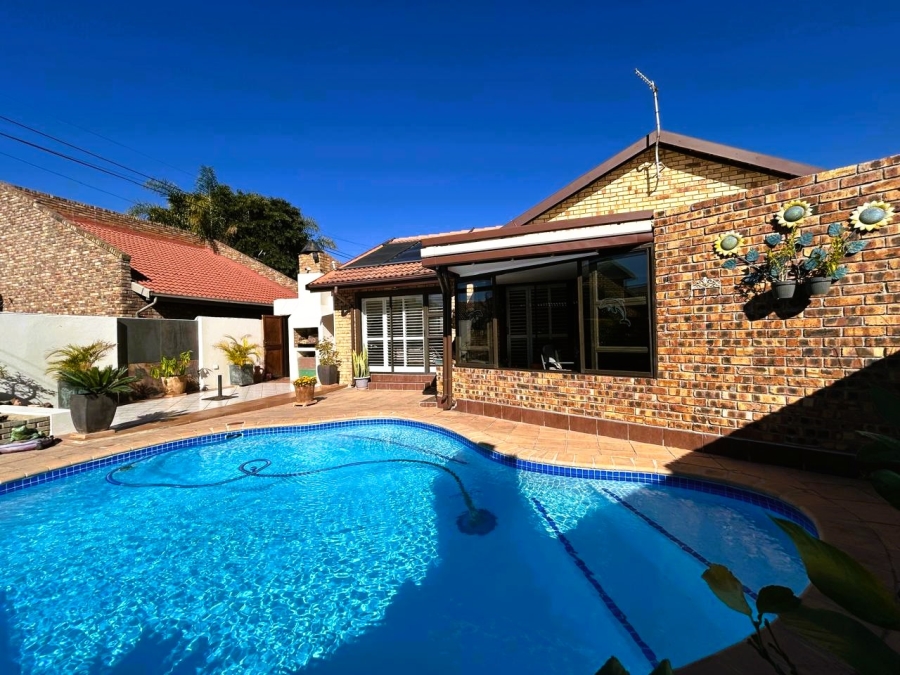 4 Bedroom Property for Sale in Rooihuiskraal North Gauteng