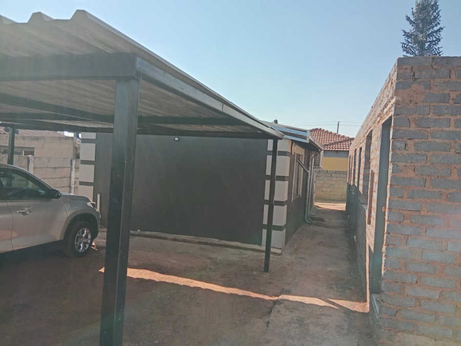 5 Bedroom Property for Sale in Buhle Park Gauteng
