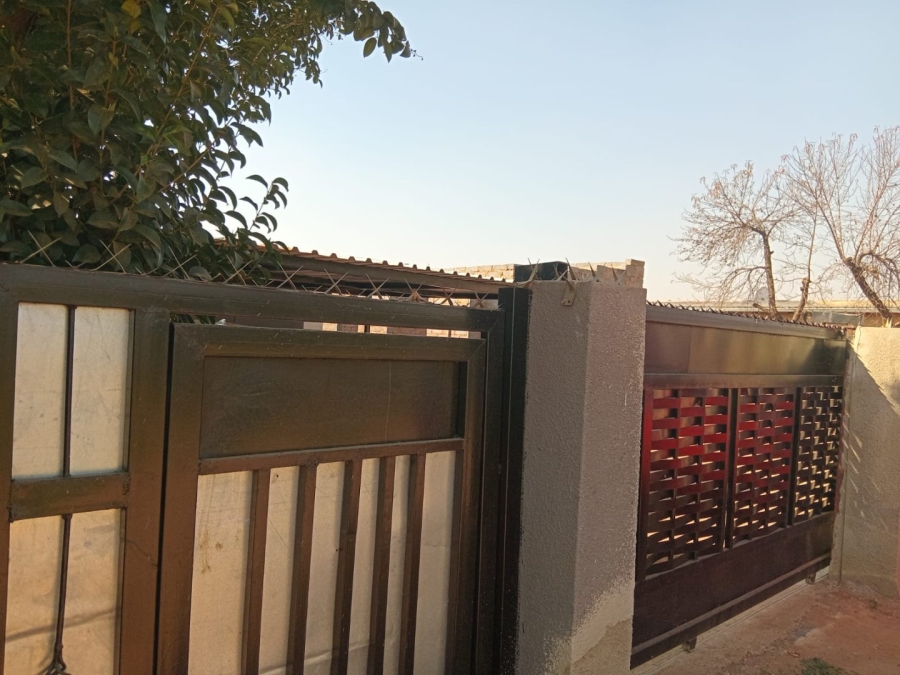 5 Bedroom Property for Sale in Buhle Park Gauteng