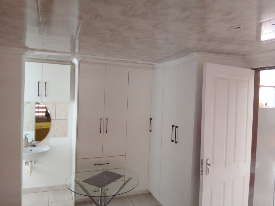 5 Bedroom Property for Sale in Buhle Park Gauteng
