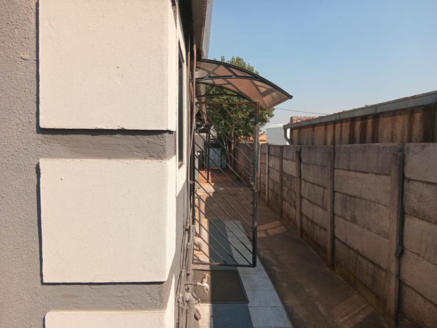 5 Bedroom Property for Sale in Buhle Park Gauteng