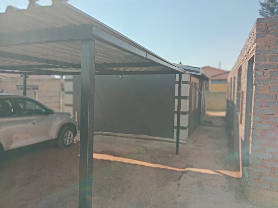 5 Bedroom Property for Sale in Buhle Park Gauteng