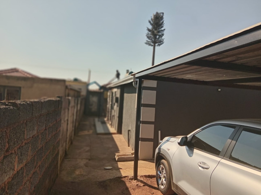 5 Bedroom Property for Sale in Buhle Park Gauteng