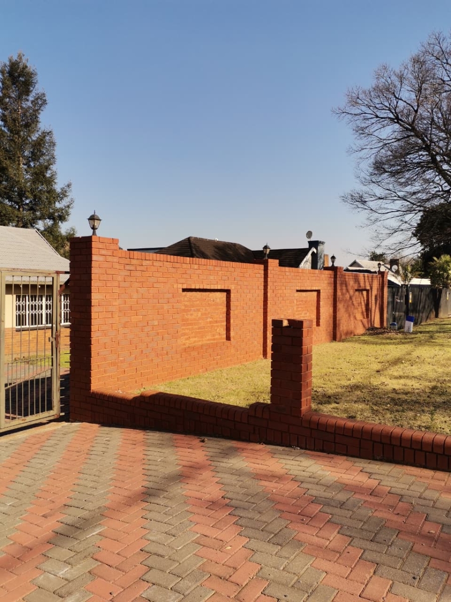 3 Bedroom Property for Sale in Linmeyer Gauteng