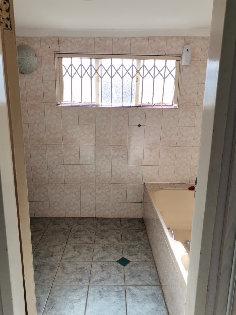 3 Bedroom Property for Sale in Linmeyer Gauteng
