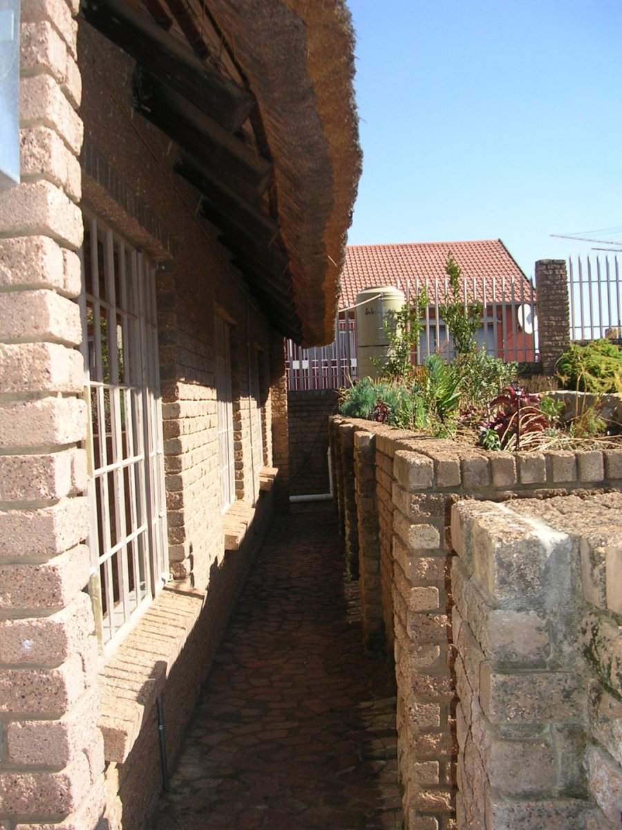  Bedroom Property for Sale in Vaaloewer Gauteng