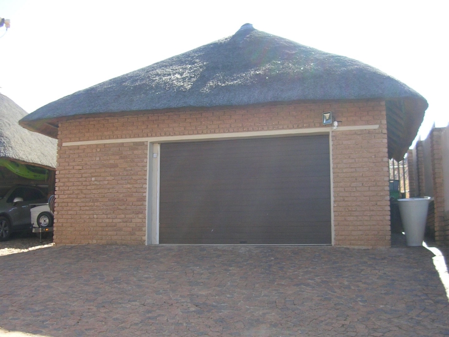  Bedroom Property for Sale in Vaaloewer Gauteng