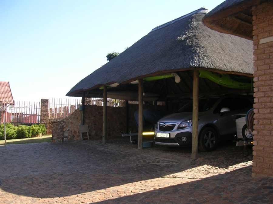  Bedroom Property for Sale in Vaaloewer Gauteng