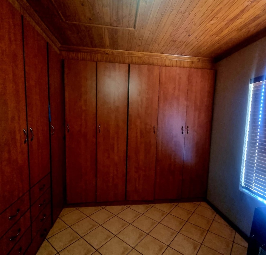  Bedroom Property for Sale in Vaaloewer Gauteng