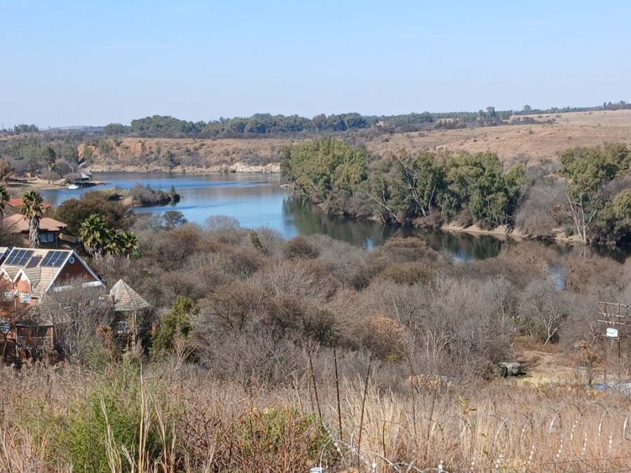  Bedroom Property for Sale in Vaaloewer Gauteng