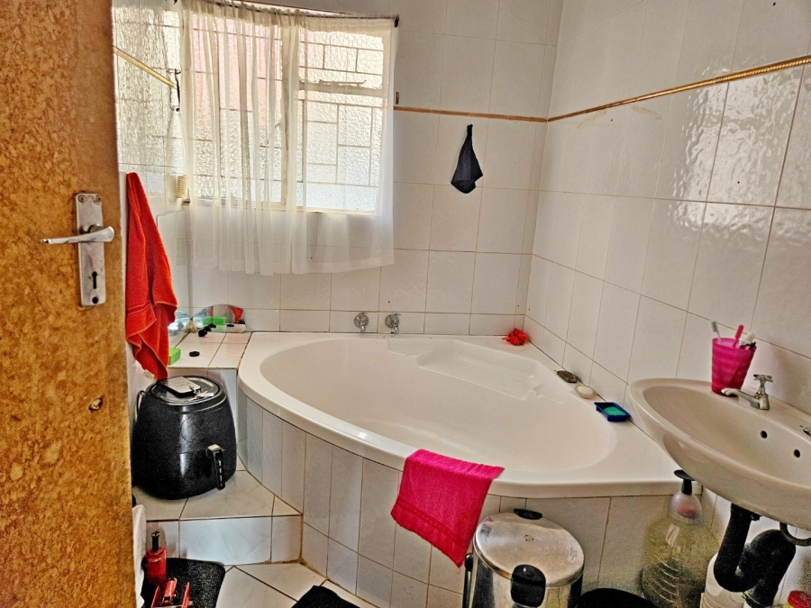 3 Bedroom Property for Sale in Birchleigh North Gauteng
