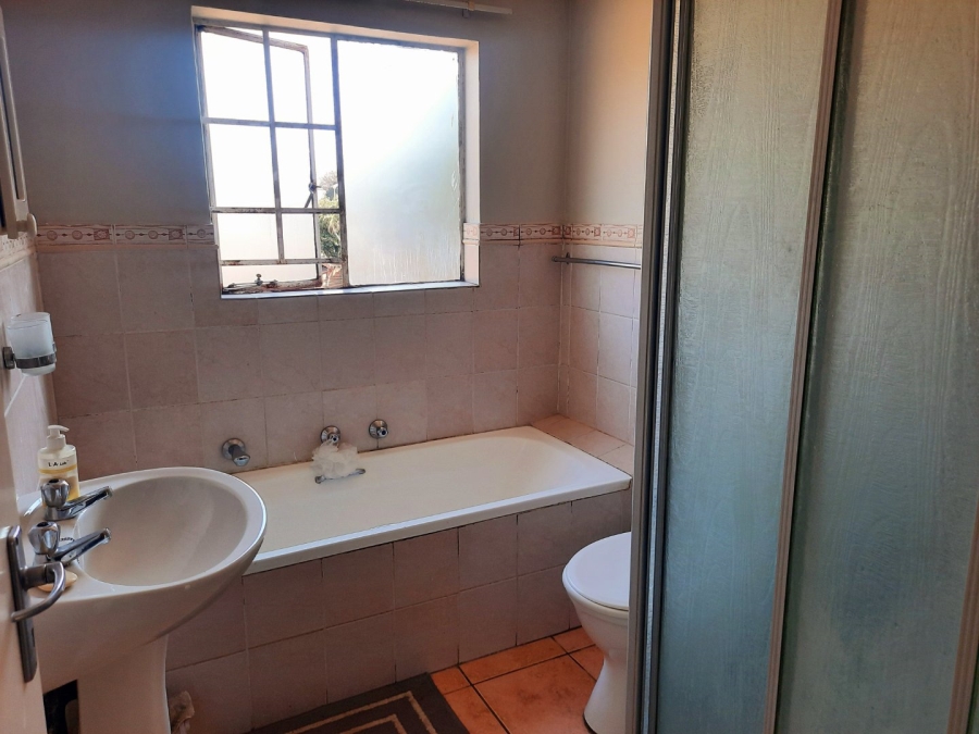 2 Bedroom Property for Sale in Wilgeheuwel Gauteng