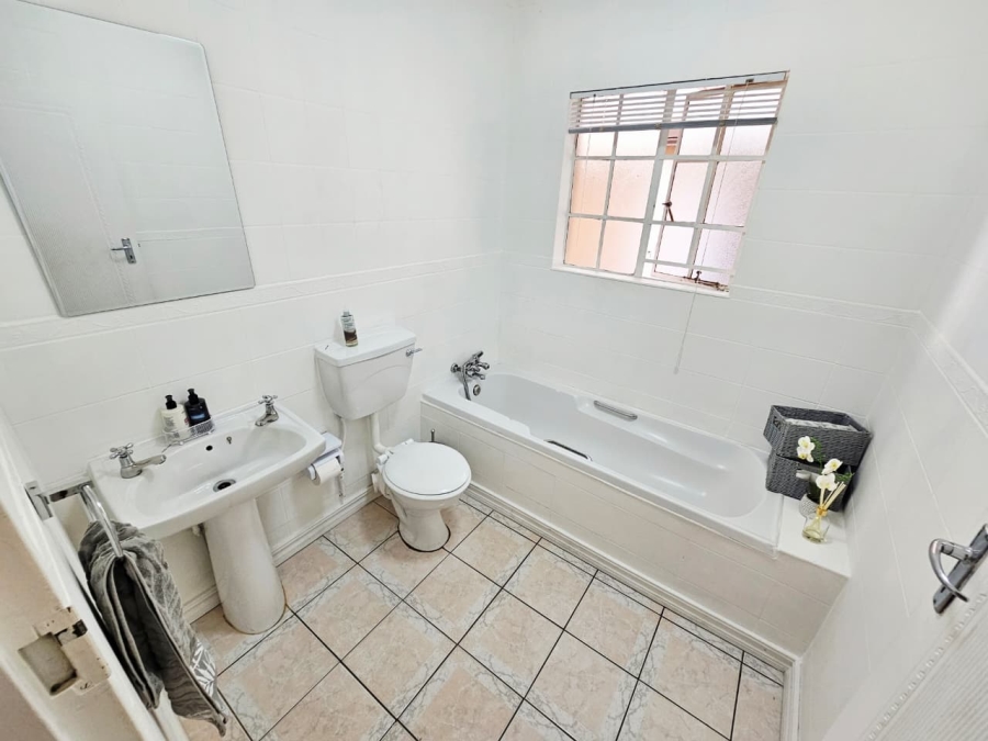 3 Bedroom Property for Sale in Heuweloord Gauteng